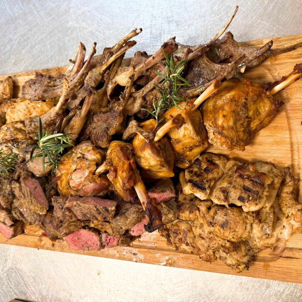 Platoul Casei Mixed Grill (4persoane) – 1.2 Kg